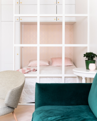 sisustussuunnittelu-yksioon-web-13 Makuualkovi on erotettu olohuoneesta puisella ristikolla.