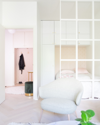 sisustussuunnittelu-yksioon-web-15 Salama valaisee eteisen eri tavalla vaikka tosiasiassa tapetit ovat identtiset.