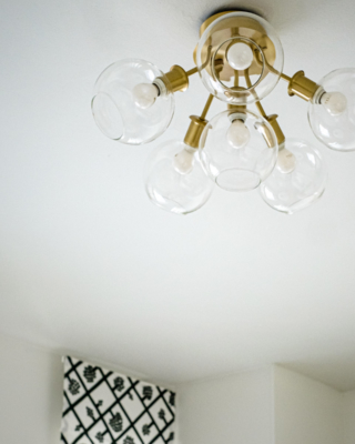 sisustussuunnittelu-yksioon-web-18 Keittiön näyttävä valaisin ripauksella messinkiä.