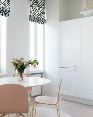 sisustussuunnittelu-yksioon-web-2 Keittiö on hyvin valoisa ja raikas.