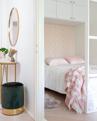 sisustussuunnittelu-yksioon-web-20 Eteisen ja alkovin takaseinissä on sama tapetti.