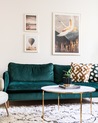 sisustussuunnittelu-yksioon-web-22 Näkymä olohuoneeseen asunnon keittiöstä. Vihreä sohva tuo särmää sisustukseen.