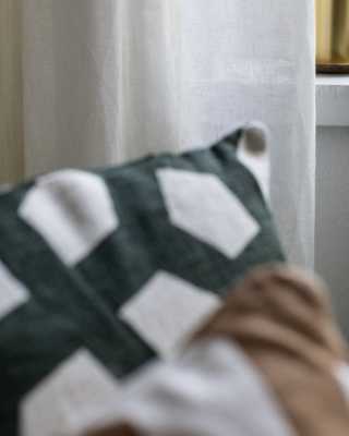 sisustussuunnittelu-yksioon-web-29 Huoneen tunnelma muuttuu hyvin harmoniseksi valon hiipuessa.