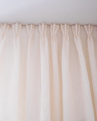 sisustussuunnittelu-yksioon-web-32 Olohuoneen verhojen rypytykset.