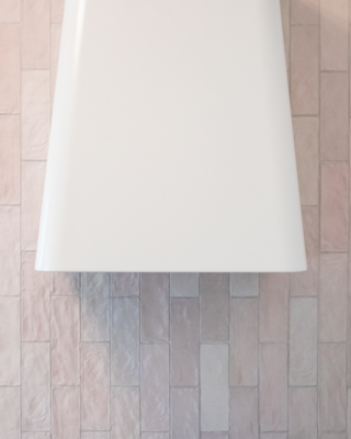 sisustussuunnittelu-yksioon-web-37 Keittiön tyylikäs, korkea liesituuletin korostaa pystysuuntaan asennettua laattaa.