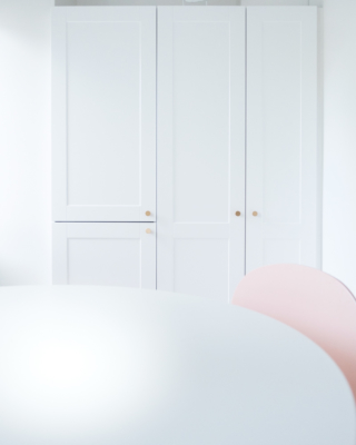 sisustussuunnittelu-yksioon-web-4 Keittiön korkeissa kaapeissa on paljon säilytystilaa.