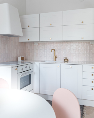 sisustussuunnittelu-yksioon-web-5 Keittiön irto- ja kiintokalusteet luovat "söpön", mutta samalla särmikkään kokonaisuuden.