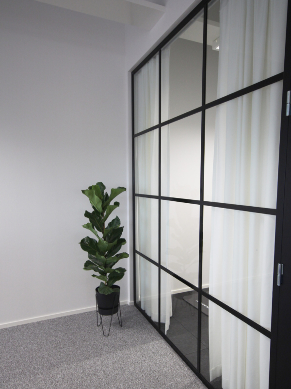 Toimistossa on lasisein&auml;n takana kuntosali.