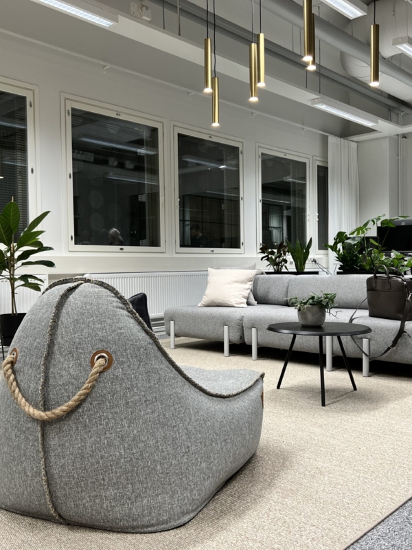 Mukavat nojatuolit toimistossa.