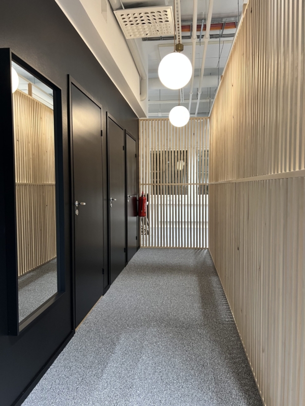 WC:n sein&auml; ja tilanjakaja rimasein&auml;