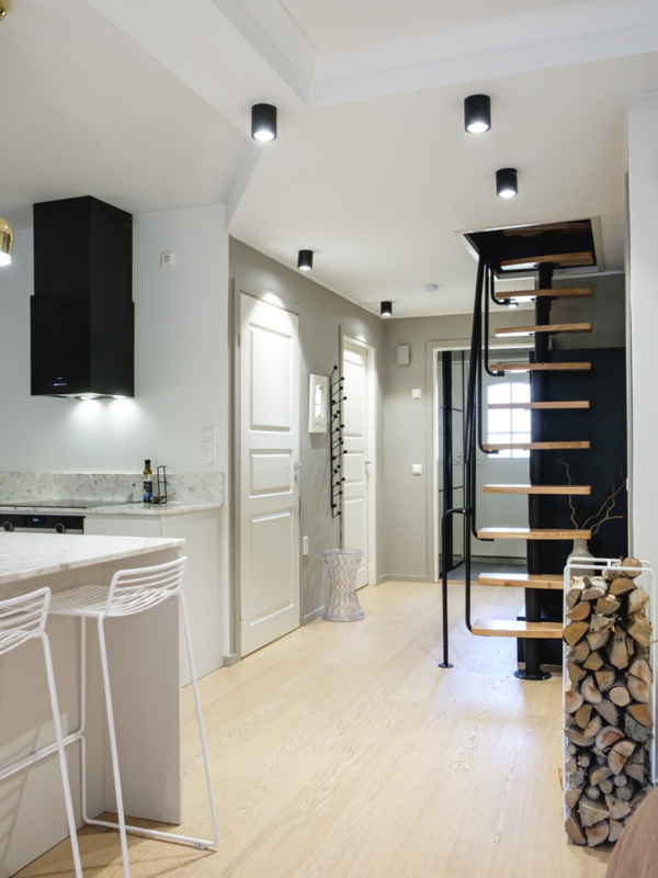 mariel-interior-aulan-sisustussuunnittelu-klaukkala-2024-1 Aula on yhteydessä ullakkoon ja asunnon makuuhuoneisiin.