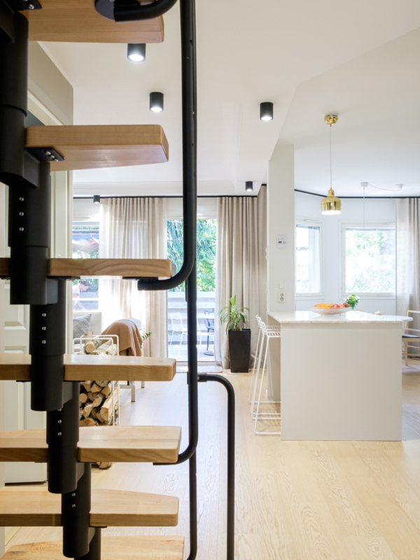 mariel-interior-aulan-sisustussuunnittelu-klaukkala-2024-2 Mattamustien aksenttien teema jatkuu portaikon rungossa.