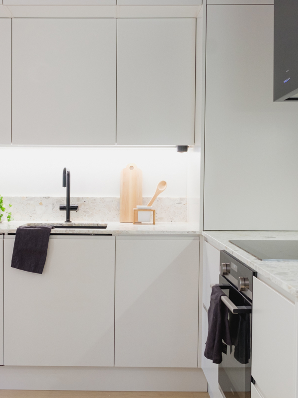 mariel-interior-keittion-sisustussuunnittelu-klaukkala-2024-1 Keittiön sisustussuunnittelu on toteutettu hillityn tyylikkäästi, hyvillä materiaaleilla.