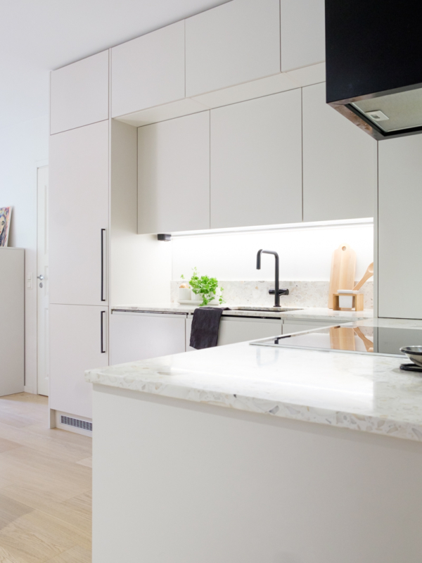 mariel-interior-keittion-sisustussuunnittelu-klaukkala-2024-3 Kaappitila on otettu isosti huomioon keittiön suunnittelussa.