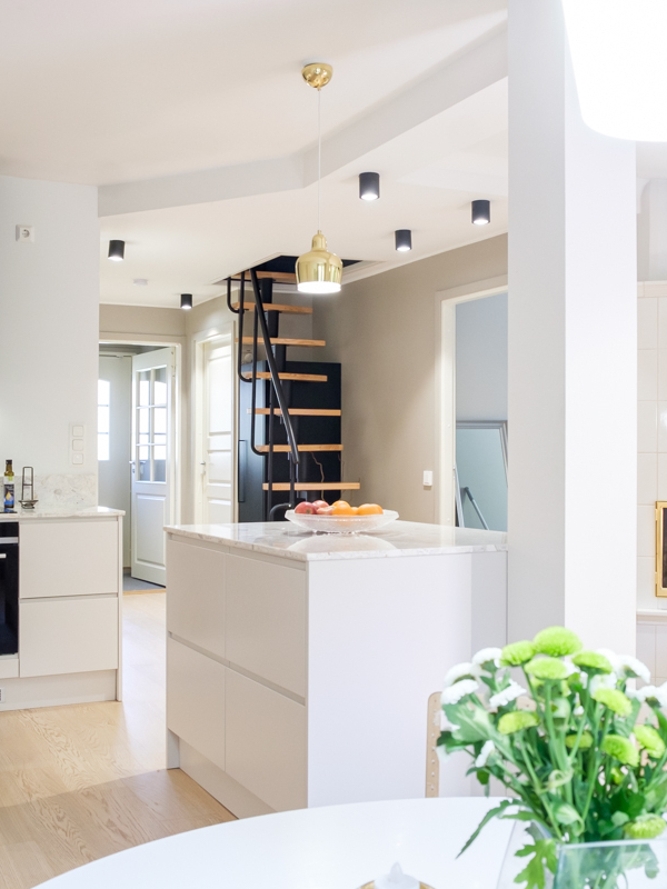 mariel-interior-keittion-sisustussuunnittelu-klaukkala-2024-4 Ruokailutilasta pääsee katselemaan koko alakertaa.