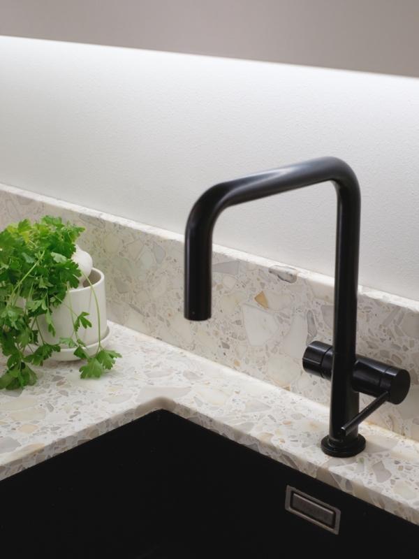 mariel-interior-keittion-sisustussuunnittelu-klaukkala-2024-7 Mustat metalliosat tuovat dramaattista kontrastia keittiön vaaleisiin pintoihin.