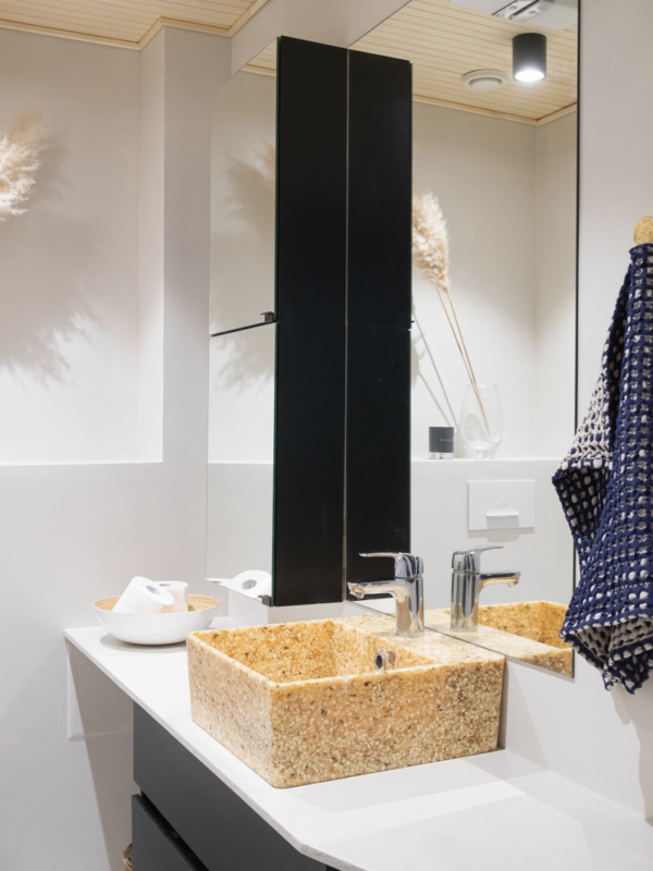 mariel-interior-kylpyhuoneen-sisustussuunnittelu-klaukkala-2024-1 Mattamustien elementtien yhdistely vaaleisiin pintoihin antaa kylpyhuoneelle mukavasti kontrastia.