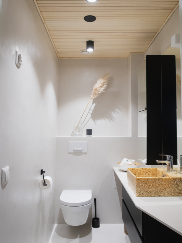 mariel-interior-kylpyhuoneen-sisustussuunnittelu-klaukkala-2024-2 Pieneen kylpyhuoneeseen mahtuu paljon dramatiikkaa.