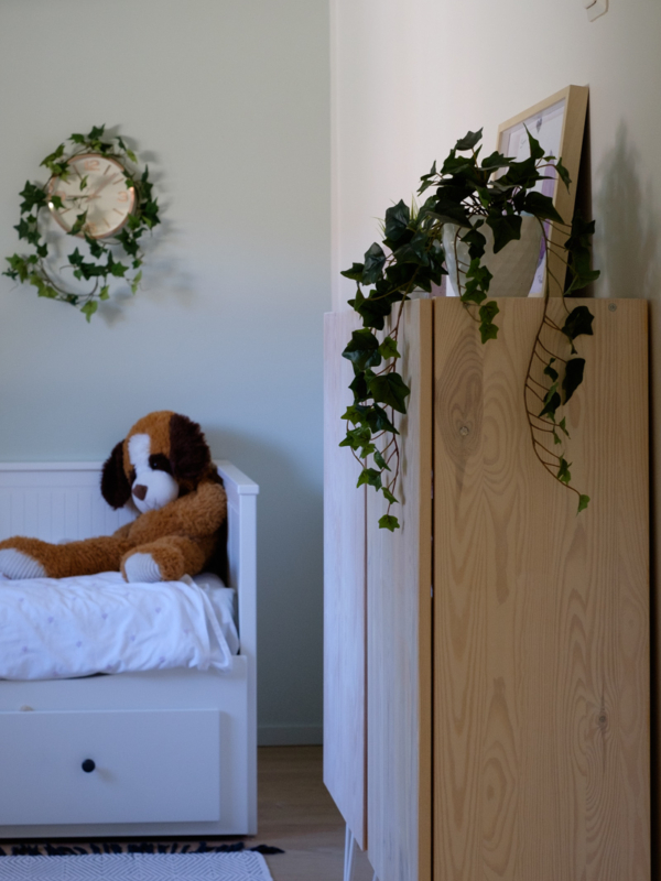 mariel-interior-lastenhuoneen-sisustussuunnittelu-klaukkala-2024-1 Puiset pinnat tuovat tilaan orgaanista tekstuuria.