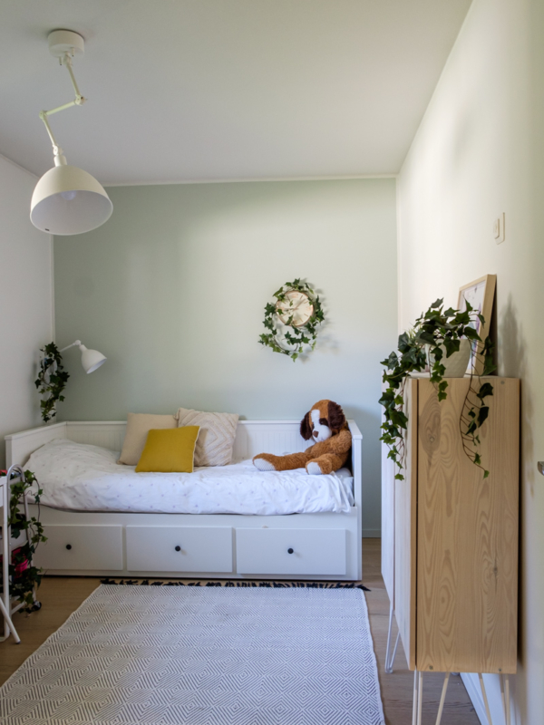mariel-interior-lastenhuoneen-sisustussuunnittelu-klaukkala-2024-2 Lapsen huoneessa vallitsee vaaleampi väripaletti.