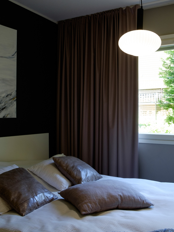 mariel-interior-makuuhuoneen-sisustussuunnittelu-klaukkala-2024-2 Massiiviset verhot ja tummat pinnat luovat hotellihenkeä makuuhuoneeseen.