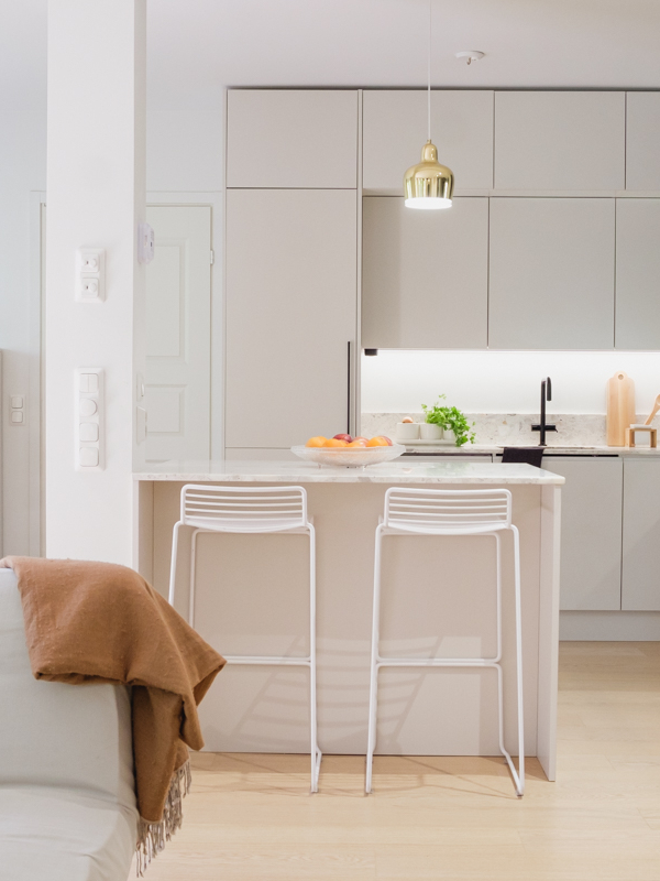mariel-interior-olohuoneen-sisustussuunnittelu-klaukkala-2024-2 Näkymä paritalon keittiöön ja ruokailutilaan Klaukkalassa 2024.