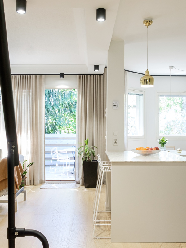 mariel-interior-olohuoneen-sisustussuunnittelu-klaukkala-2024-3 Näkymä asunnon aulasta keittiöön ja ruokailutilaan.