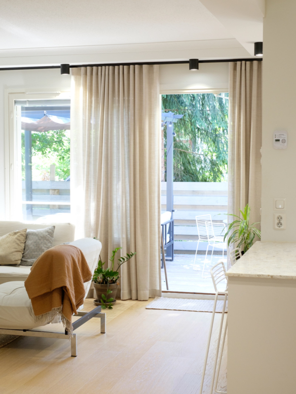 mariel-interior-olohuoneen-sisustussuunnittelu-klaukkala-2024-4 Olohuone yhdistyy saumattomasti asunnon terassiin.