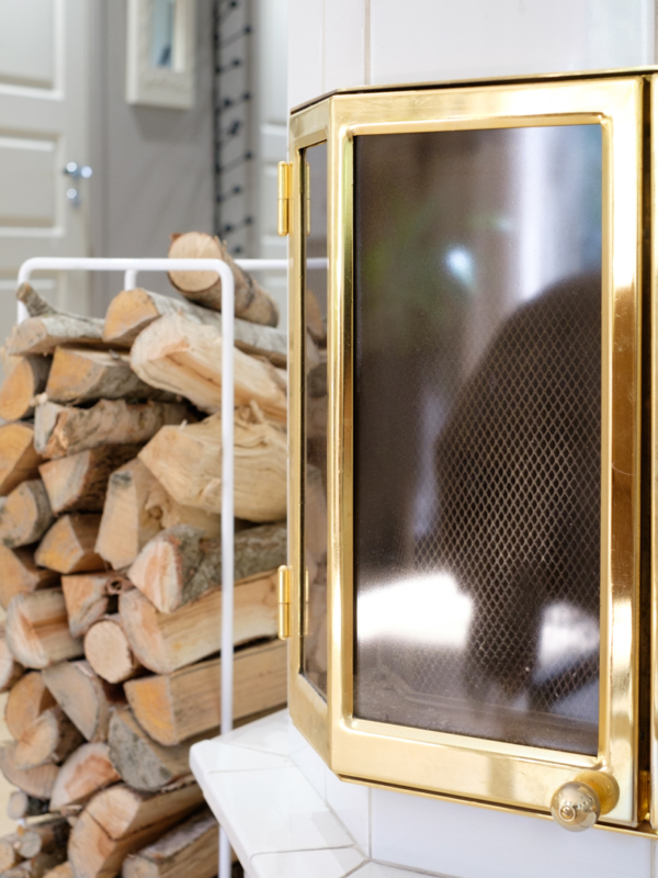 mariel-interior-olohuoneen-sisustussuunnittelu-klaukkala-2024-5 Olohuoneen takka on näyttävä osa kokonaisuutta.