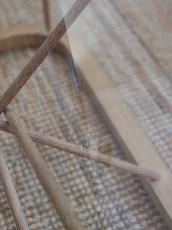 mariel-interior-olohuoneen-sisustussuunnittelu-klaukkala-2024-6 Vaalea puinen pöytä sopii hienosti tilan maanläheisiin tekstiileihin.