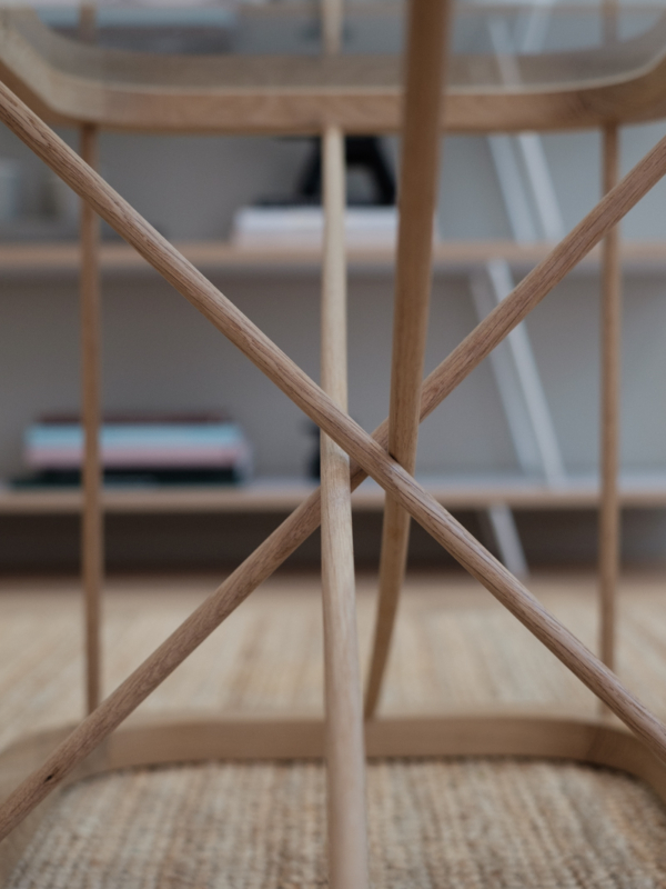 mariel-interior-olohuoneen-sisustussuunnittelu-klaukkala-2024-7 Olohuoneen lasipöydän alapuolen näyttävä rimoitus.