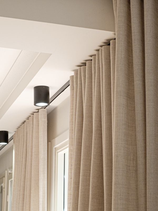 mariel-interior-olohuoneen-verhosuunnittelu-klaukkala-2024-2 Olohuoneen verhosuunnittelu on rauhallinen ja toimiva.
