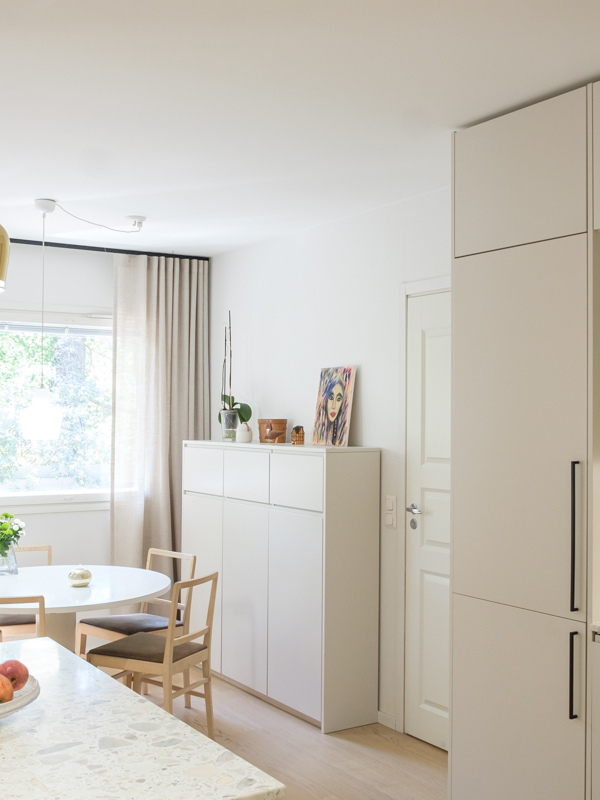 mariel-interior-ruokailutilan-sisustussuunnittelu-klaukkala-2024-2 Keittiön perällä on mukavankokoinen ruokailutila.