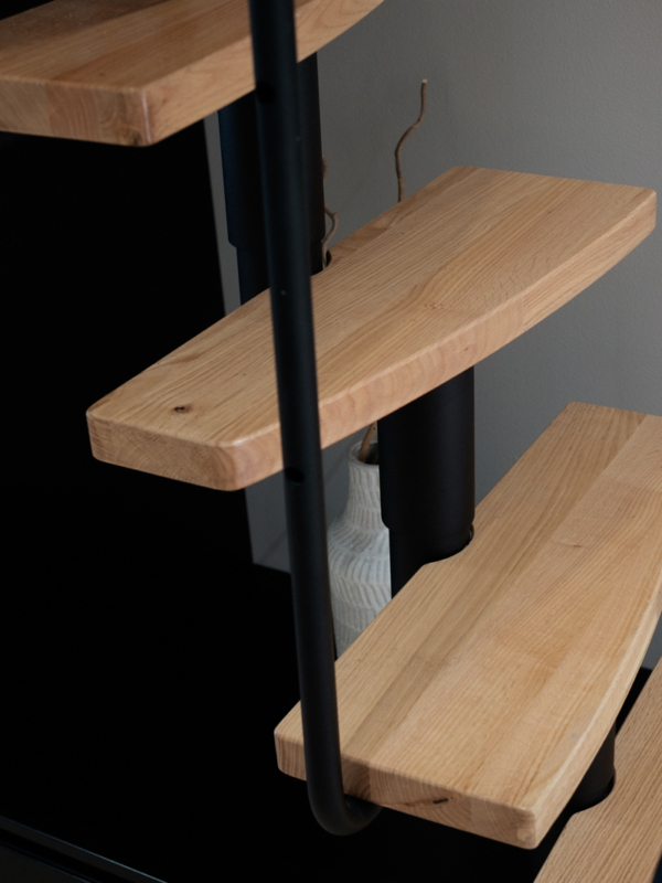 mariel-interior-sisustussuunnittelu-portaat-klaukkala-2024-2 Puisten portaiden ja mustien metalliosien upea kontrasti.