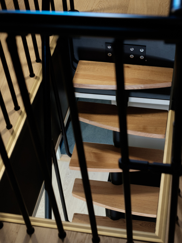 mariel-interior-sisustussuunnittelu-portaat-klaukkala-2024-3 Näkymä ullakolta portaikkoon.