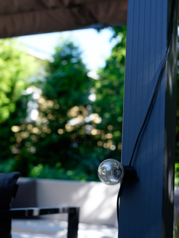 mariel-interior-terassin-sisustussuunnittelu-klaukkala-2024-4 Terassin paljaat hehkulamput tuovat iltoihin upeaa tunnelmaa.