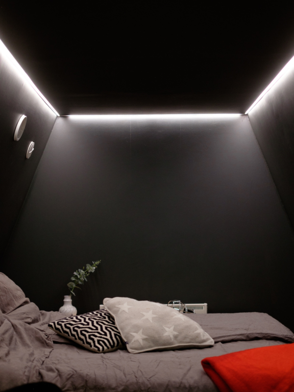 mariel-interior-ullakon-sisustussuunnittelu-klaukkala-2024-2 Ullakon huoneen valaistus on integroitu kattoon.