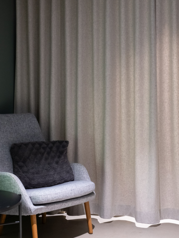 mariel-interior-pelialan-yritys-aulatilan-verhosuunnittelu Aulatilan tilanjakajaverho.