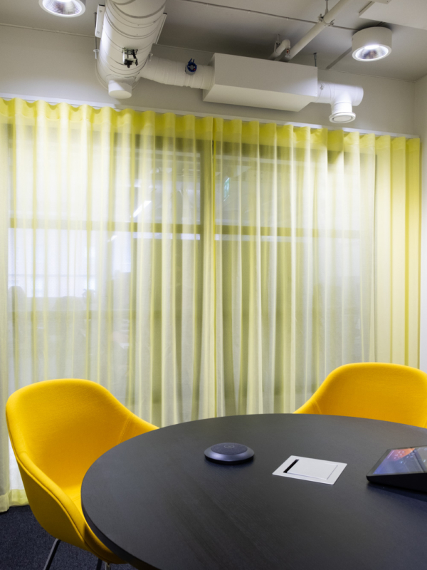 mariel-interior-pelialan-yritys-jello-neukkari-2 Jello-neuvottelutilan keltaiset verhot tilan sisäpuolelta.