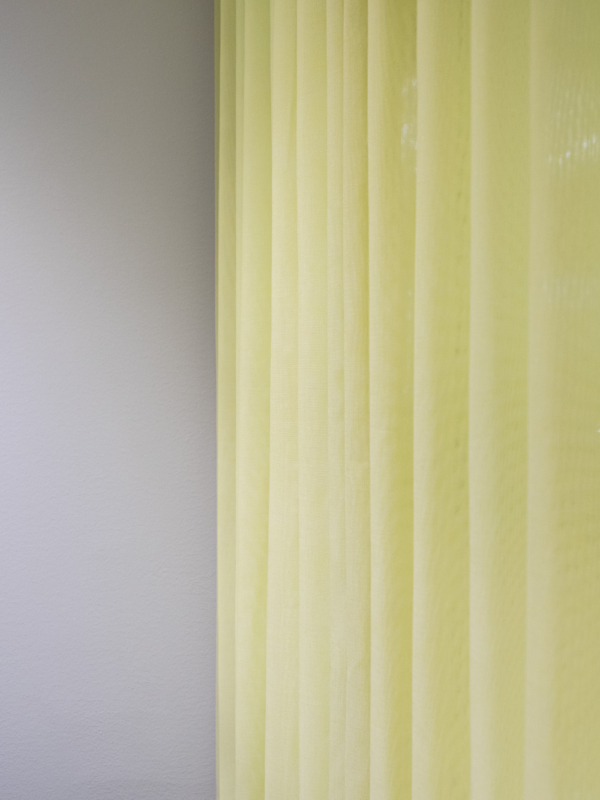 mariel-interior-pelialan-yritys-jello-neukkari-3 Jello-neuvottelutilan keltaiset verhot lähikuvassa.