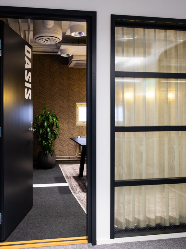 mariel-interior-pelialan-yritys-oasis-neukkari-1 Pelialan yrityksen neuvottelutilan rauhalliset läpinäkyvät verhot.