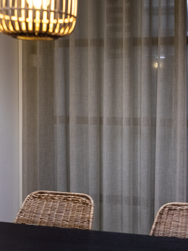 mariel-interior-pelialan-yritys-oasis-neukkari-2 Neuvottelutilan läpikuultavat verhot tuovat tilaan rauhallista tunnelmaa.