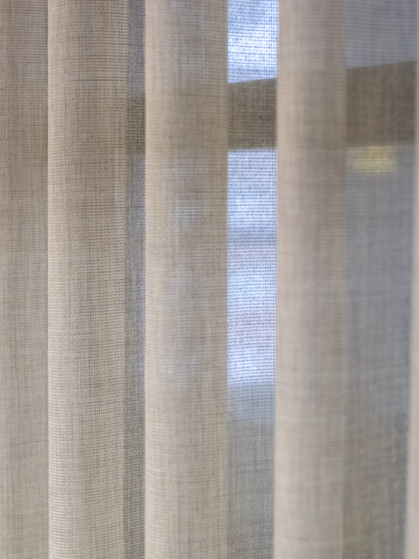 mariel-interior-pelialan-yritys-oasis-neukkari-3 Neuvokkarin verhosuunnittelua pelialan yritykselle Helsingissä.