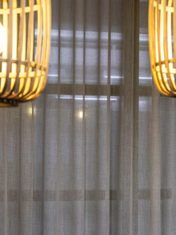 mariel-interior-pelialan-yritys-oasis-neukkari-4 Neuvottelutilan verhot ja lamput.