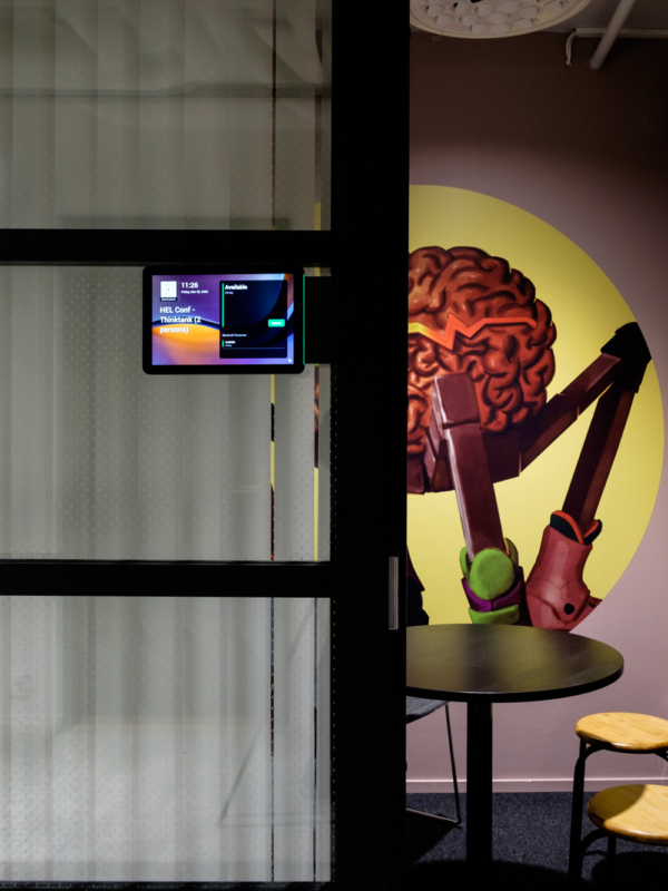 mariel-interior-pelialan-yritys-pieni-neuvottelutila-lamelliverhot Pienen neukkarin valkoiset lamelliverhot.