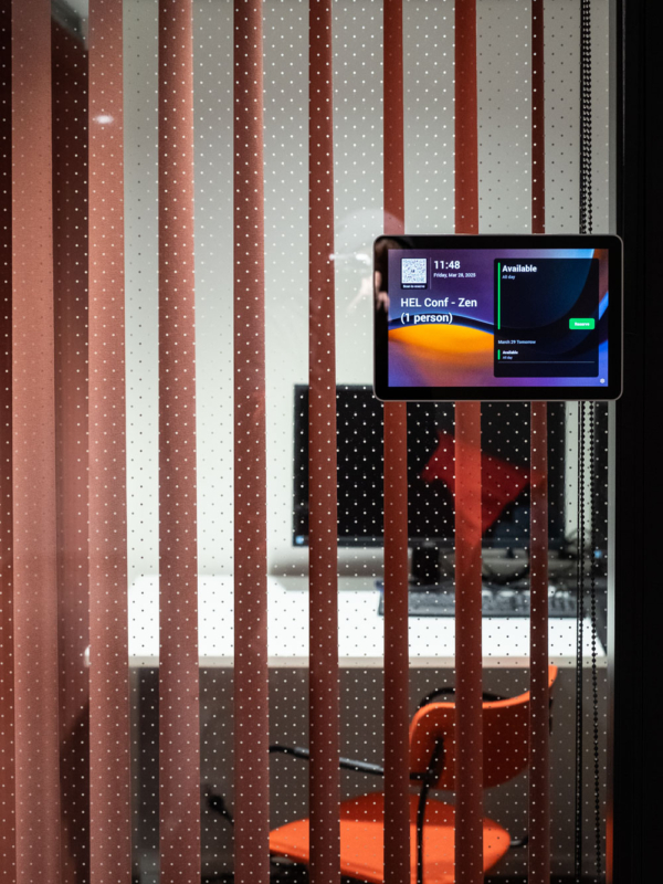 mariel-interior-pelialan-yritys-zen-neukkari-2 Punaiset lamelliverhot sopivat tilan tunnelmaan.