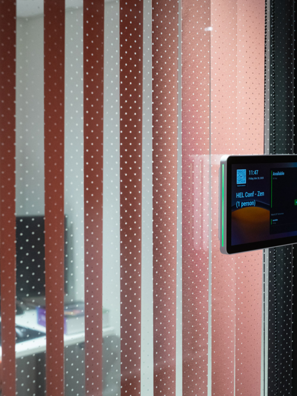 mariel-interior-pelialan-yritys-zen-neukkari-3 Punaiset lamelliverhot pilkullisen lasin kanssa.