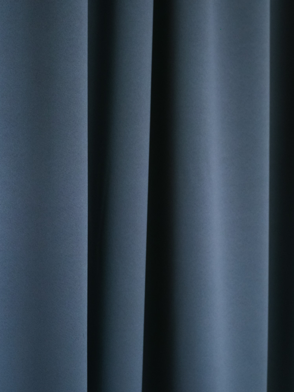 Neuvottelutilan verhojen astetta paksumpi kangas antaa tilaan rauhaa ja v&auml;hent&auml;&auml; kaikua.