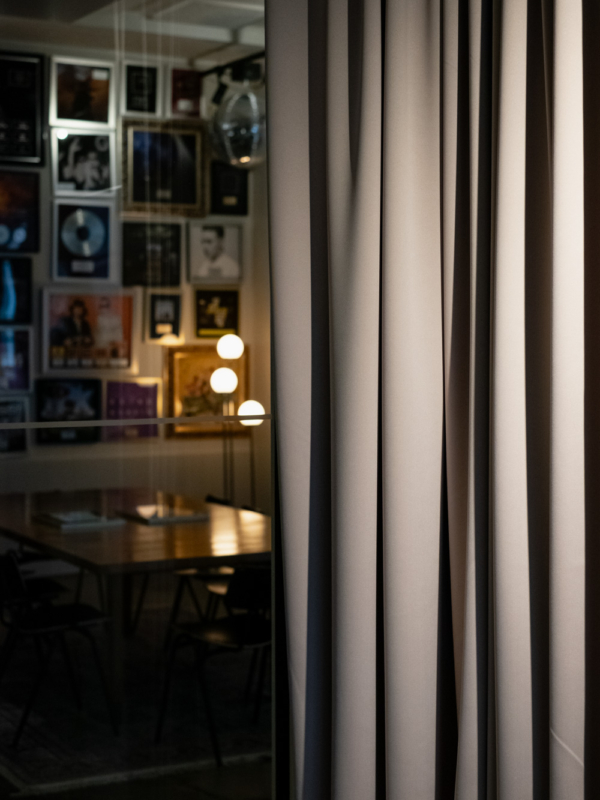 Aulan sisimm&auml;npuoleisen neuvotteluhuoneen vaaleat verhot.