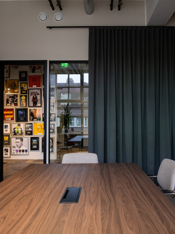 PME Recordsin sis&auml;&auml;ntuloaulan toisen neuvottelutilan verhot.